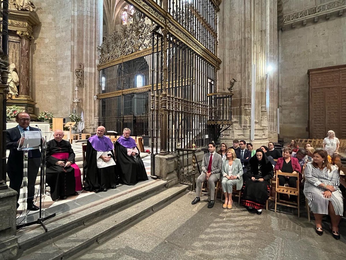 segovia_es's tweet photo. Alcaldesa @segovia_es, @ClaraMartnGarca, acompañada por otros miembros de la corporación municipal, ha asistido esta tarde a la Ofrenda de Frutos a la Virgen de la Fuencisla, que ha pregonado,en nombre de todos los segovianos el presidente de #PROCOSE, José María Ruiz Benito.e https://t.co/tJchQXhFnl