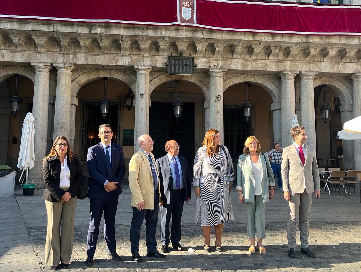 segovia_es's tweet photo. Alcaldesa @segovia_es, @ClaraMartnGarca, acompañada por otros miembros de la corporación municipal, ha asistido esta tarde a la Ofrenda de Frutos a la Virgen de la Fuencisla, que ha pregonado,en nombre de todos los segovianos el presidente de #PROCOSE, José María Ruiz Benito.e https://t.co/tJchQXhFnl