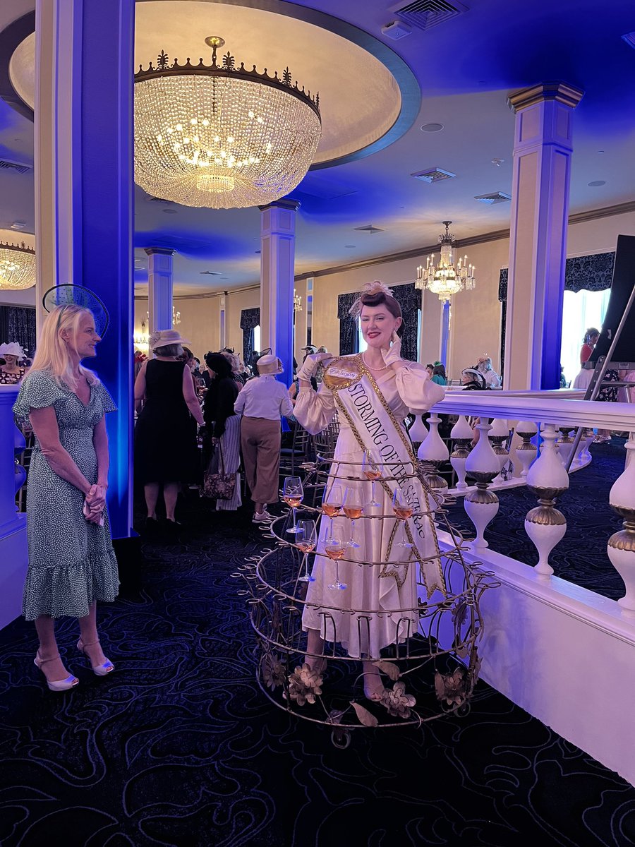 DominiqueEllis's tweet photo. Yesterday, indoor gators. Today, 1940s bubbly libation skirts. #prlife is all over the place this week in the best way. Love our @TEGPR clients @ParagonCasino @TheRoosevelt_NO ! https://t.co/bWaRtGwaDO