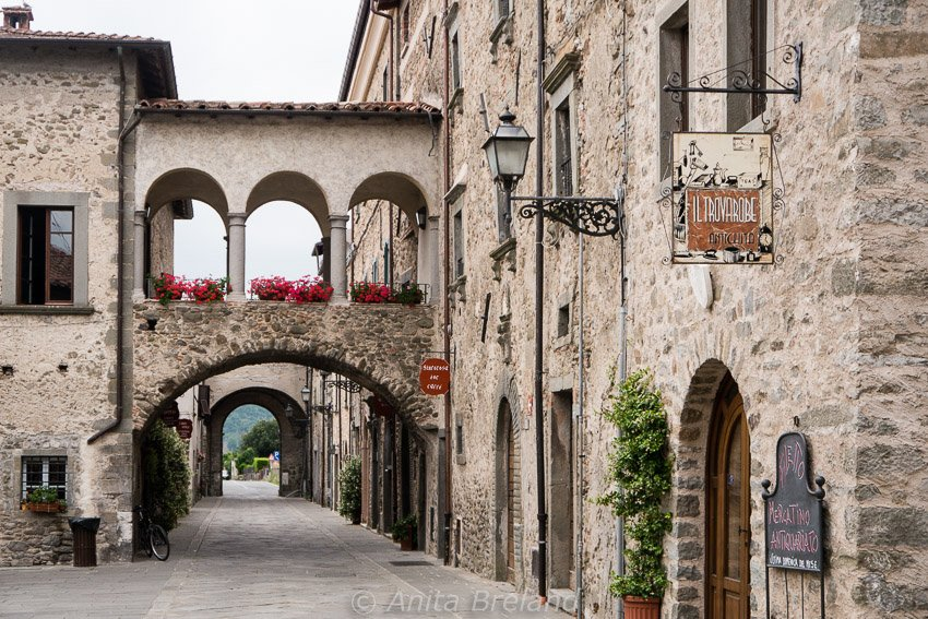 AgataLarthi's tweet photo. For your collection of building-to-building bridges, @Architectolder .
Filetto in Lunigiana, Toscana https://t.co/iTM2oGS3U9