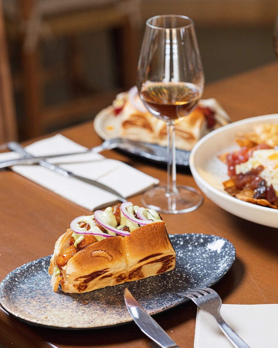 🍽️ 𝙲𝚘𝚖𝚙𝚊𝚛𝚝𝚒𝚛 𝚎𝚜 𝚟𝚒𝚟𝚒𝚛

La felicidad es compartir una buena mesa con amigos. ¡Te esperamos en Los Alcores!

Consulta disponibilidad de mesas en el 656 44 55 25.