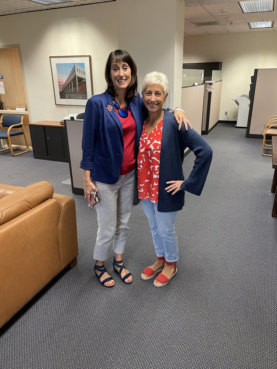 JonelleVold's tweet photo. It’s a Bear Down Friday, we wear the colors! https://t.co/ieWLSqqsTR