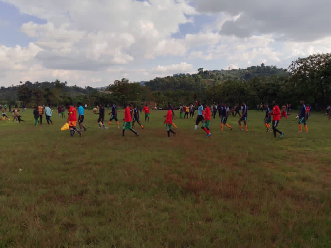 BureraNYC's tweet photo. #ButaroSector hasojwe irushanwa ry'umupira w'amaguru ryari rgamije kurinda abana guta ishuri, Ryahuje amakipe y'utugari, polisi n'abikorera umukino wahuje ikipe ya Rugezi n'akagari ka Muhotora Birangira rugezi itsinze 2-0 @JdlCroix1 @SolangeTetero @RwandaYouth @BureraRyvcp https://t.co/dbHkJfbkAy