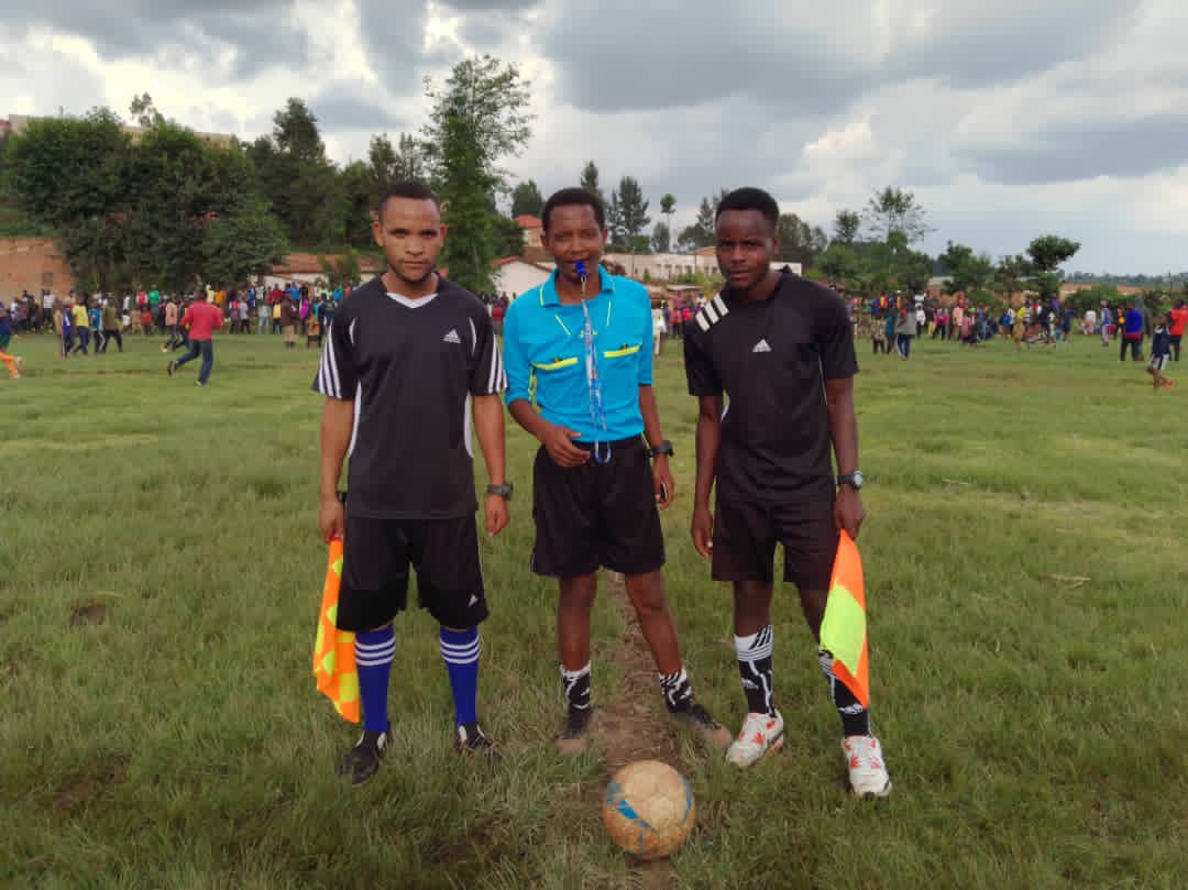 BureraNYC's tweet photo. #ButaroSector hasojwe irushanwa ry'umupira w'amaguru ryari rgamije kurinda abana guta ishuri, Ryahuje amakipe y'utugari, polisi n'abikorera umukino wahuje ikipe ya Rugezi n'akagari ka Muhotora Birangira rugezi itsinze 2-0 @JdlCroix1 @SolangeTetero @RwandaYouth @BureraRyvcp https://t.co/dbHkJfbkAy