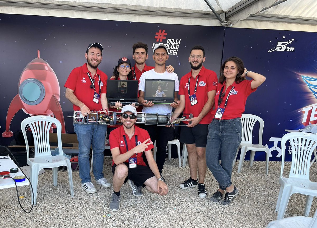 itutvcrocket's tweet photo. ITU TVC Rocket Takımı olarak Türkiye'de ve Dünya'da ilk kez düzenlenen, 100'ün üzerinde takımın katıldığı TEKNOFEST 2022 Dikey İnişli Roket Yarışmasında "En İyi Takım Ruhu" ödülüne layık görüldük. https://t.co/PlgArCKGY4