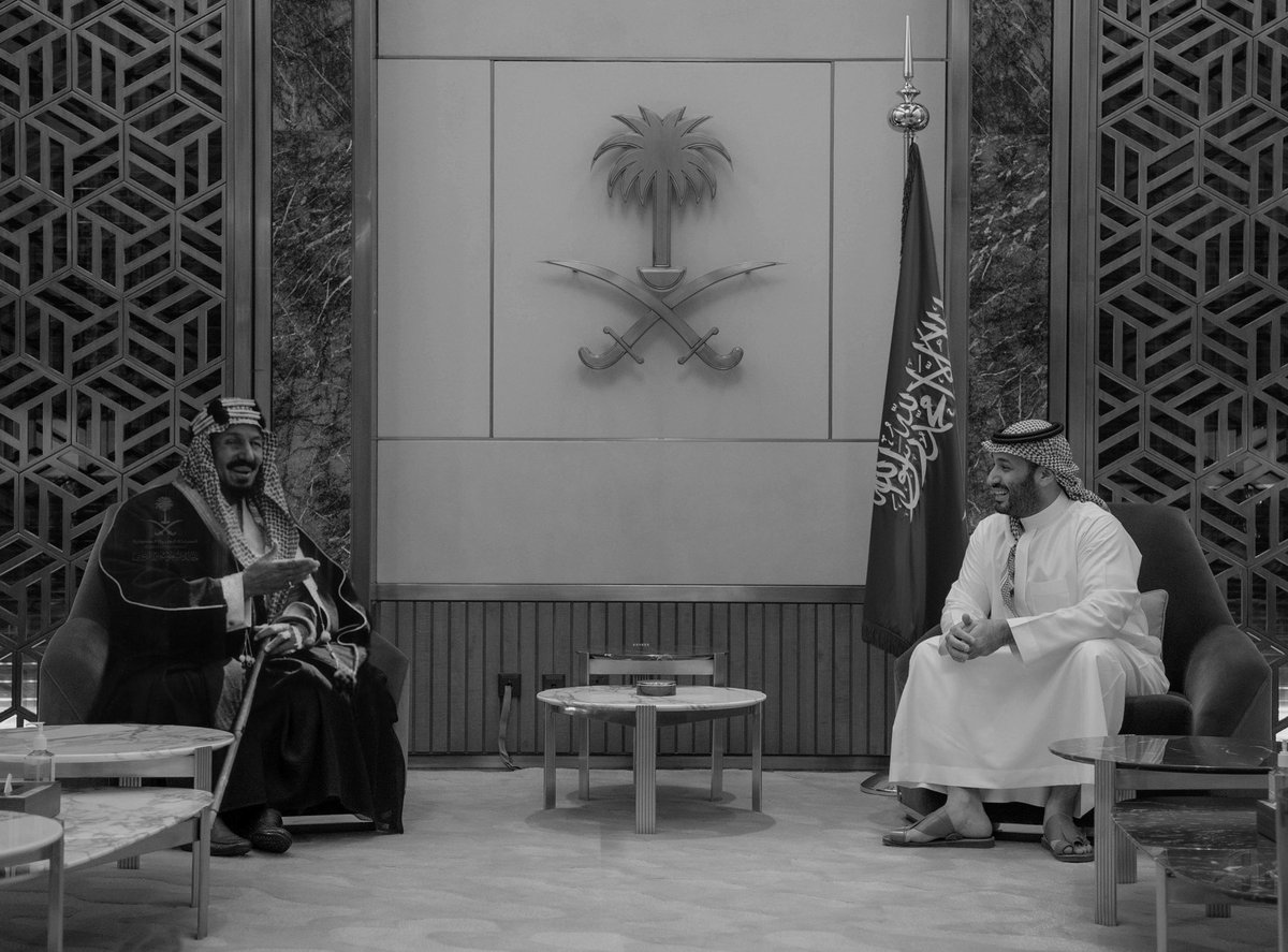 m__f111's tweet photo. الحكم لله وبسمه رايه التوحيد 
ثم .. لعبدالعزيز و اخوان نورة 

ياوطن لك ارواحنا قبل الابيات والقصيد 
واسمك لحاله تكفي هيبه حضورة

الامام واخوان نورة واعظم حفيد 
نشوف العالم بعيوننا وسط صورة https://t.co/Vl5BSBO9zg