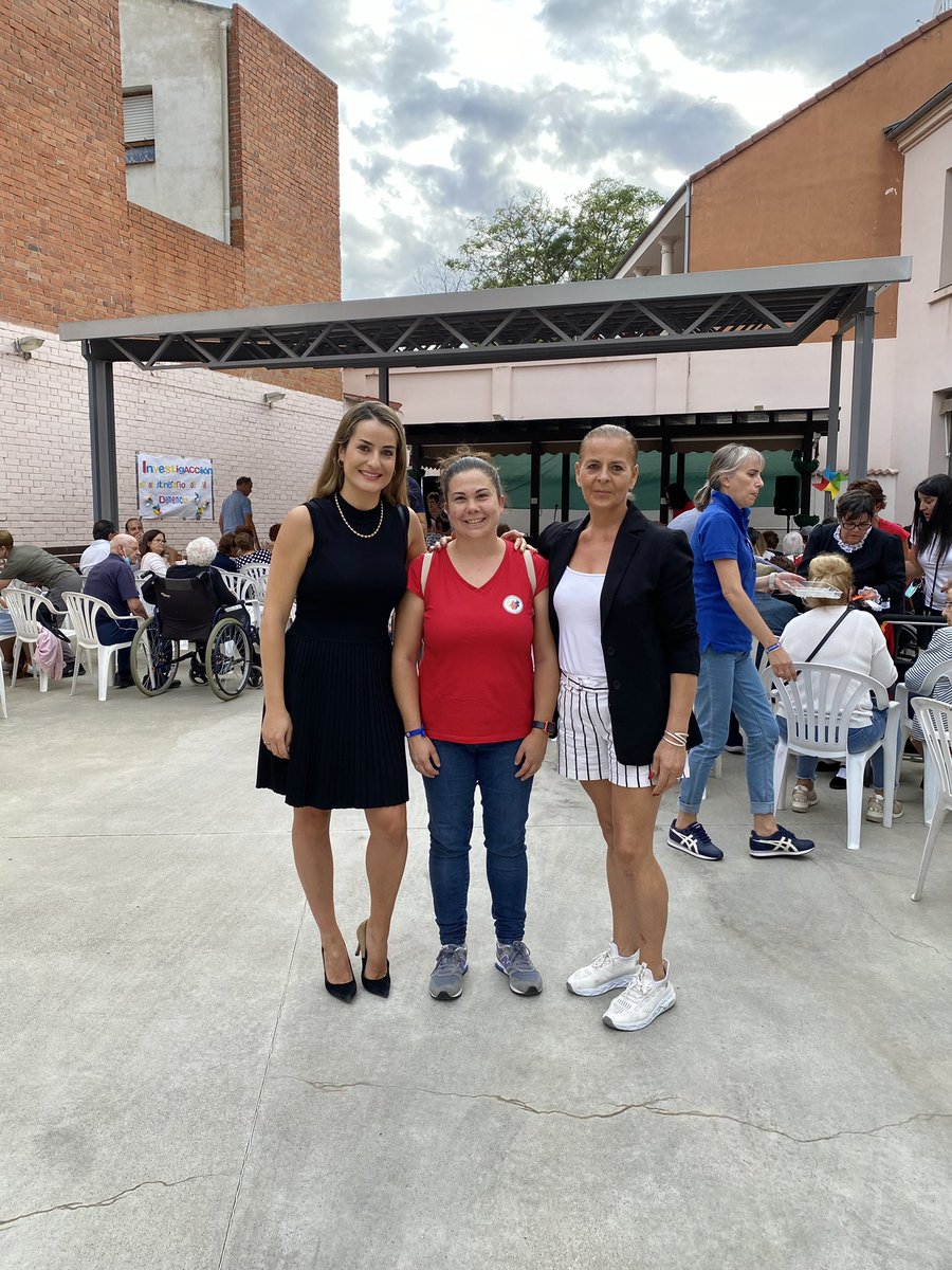 cblancorojo's tweet photo. 👵🏻👨🏻‍🦳Hemos estado conmemorando el día mundial del Alzheimer en AFAMEC.

Queremos felicitar por partida doble a su presidenta Flor González; por su trabajo y su dedicación en la asociación, y porque hoy celebra también su cumpleaños entre compañeros y vecinos. 

#InvestigACCIÓN https://t.co/nIP0Q56Vve