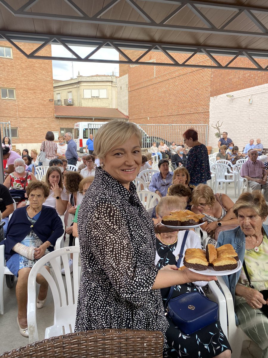 cblancorojo's tweet photo. 👵🏻👨🏻‍🦳Hemos estado conmemorando el día mundial del Alzheimer en AFAMEC.

Queremos felicitar por partida doble a su presidenta Flor González; por su trabajo y su dedicación en la asociación, y porque hoy celebra también su cumpleaños entre compañeros y vecinos. 

#InvestigACCIÓN https://t.co/nIP0Q56Vve
