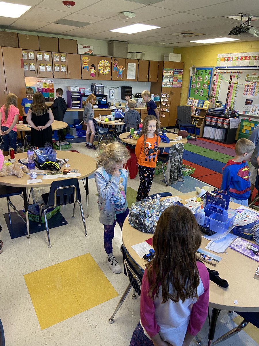 amysimmons2nd's tweet photo. Me Museum Day!! We got to learn a lot about each other and make connections of what we have in common. #etownschools #ehleaders https://t.co/YQpgkfCw9q