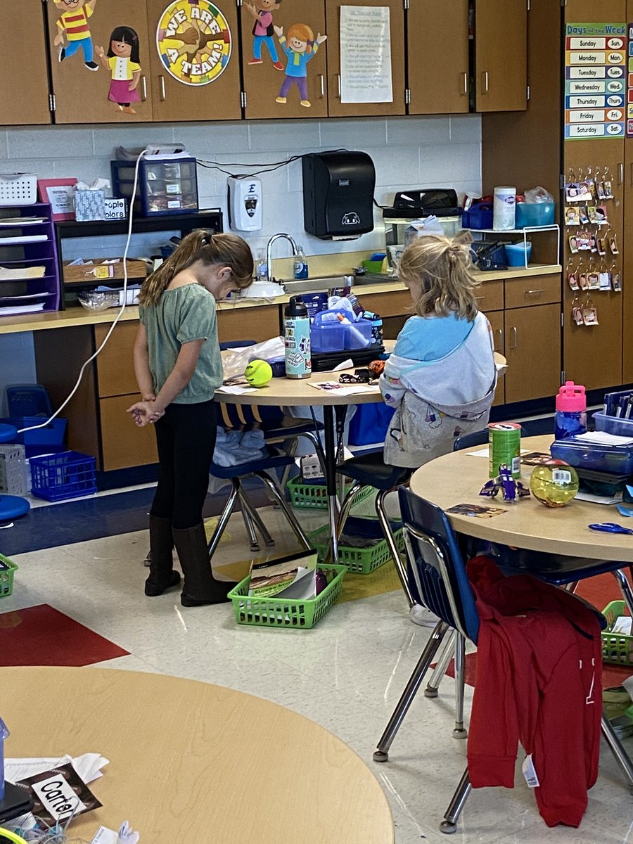 amysimmons2nd's tweet photo. Me Museum Day!! We got to learn a lot about each other and make connections of what we have in common. #etownschools #ehleaders https://t.co/YQpgkfCw9q