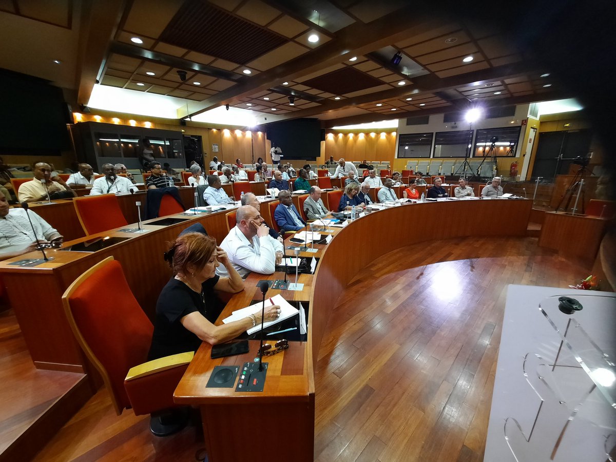 ceserfrance's tweet photo. Déplacement délégation de @ceserfrance  en #Guyane : avec @sophie_maroni ou à la @CTdeGuyane avec @Prefet973 : échanges posés pour appréhender la gestion de l'#immigration et du rapide accroissement #démographique • Conférence du @CESECEGuyane https://t.co/ONcfoZ59lO