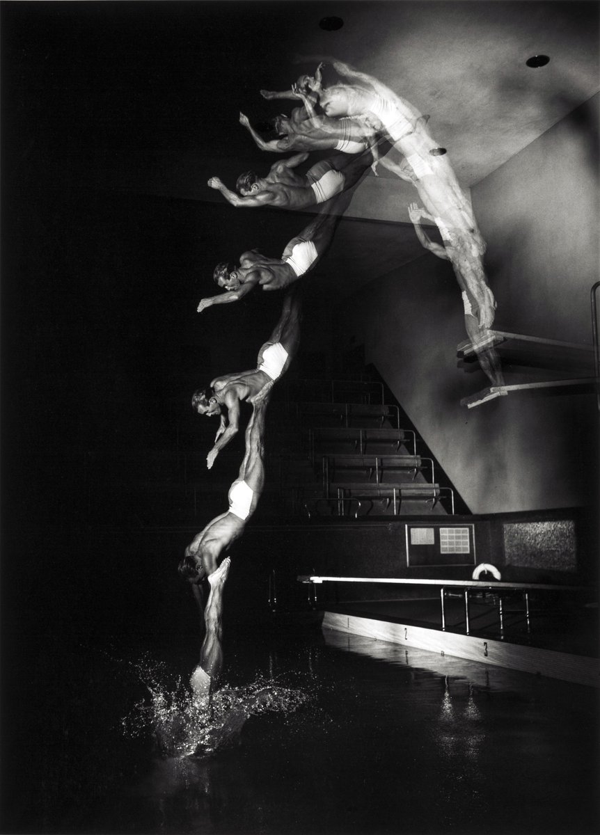 artand_life's tweet photo. Harold Edgerton (American, 1903-1990), Pete Desjardins Diving, 1940, Gelatin silver print, 60 x 50 cm.
#haroldedgerton #haroldedgertonphotography #finephotography #americanphotographer #stroboscopiclight #photographymovements #blackandwhitephotography https://t.co/XQJDpWnklv