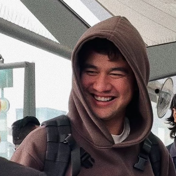highontwl's tweet photo. calum hood is the cutest person ive ever seen. how does one recover from that? https://t.co/eI2uDlC4x6
