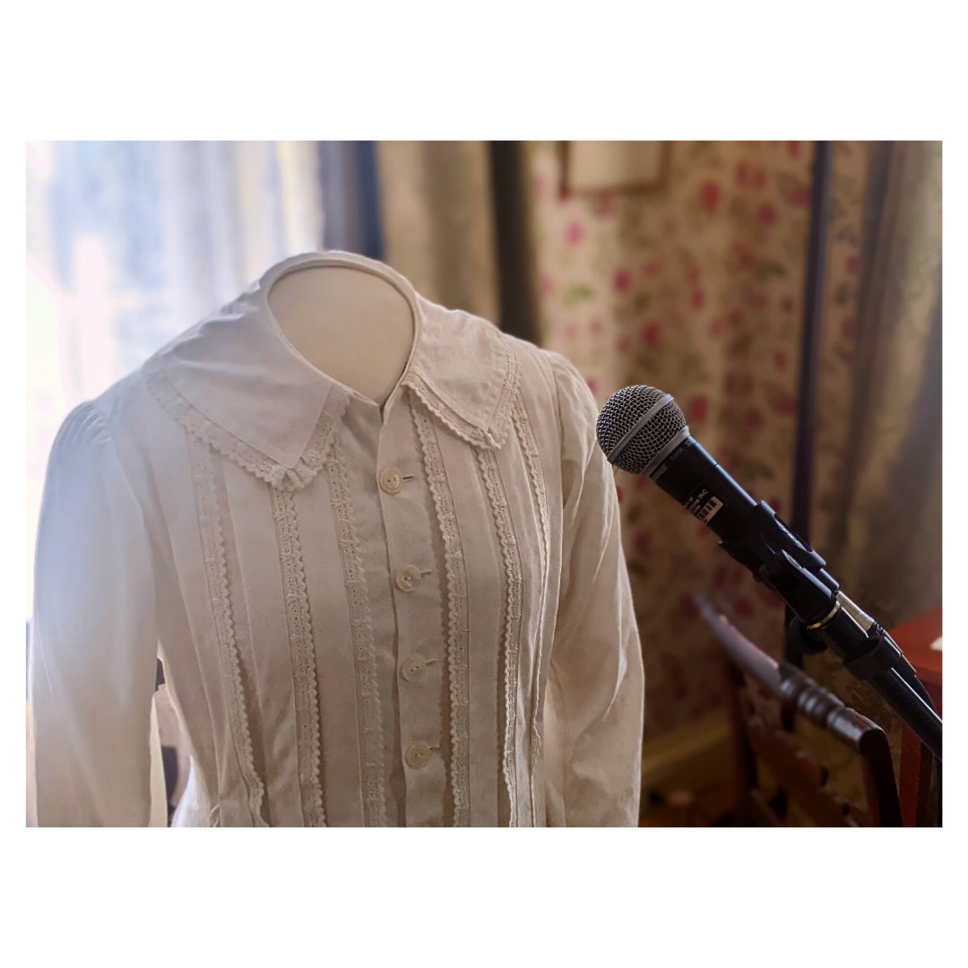OPEN MIC NIGHT! 📖🎙️
Come to the Homestead tonight to support local poets as they read their work from Dickinson's garden under the Amherst night sky. It's going to be a beautiful and crisp fall night — perfect for poetry.

FREE (in-person in Amherst only)
emilydickinsonmuseum.org/poetry-open-mi…