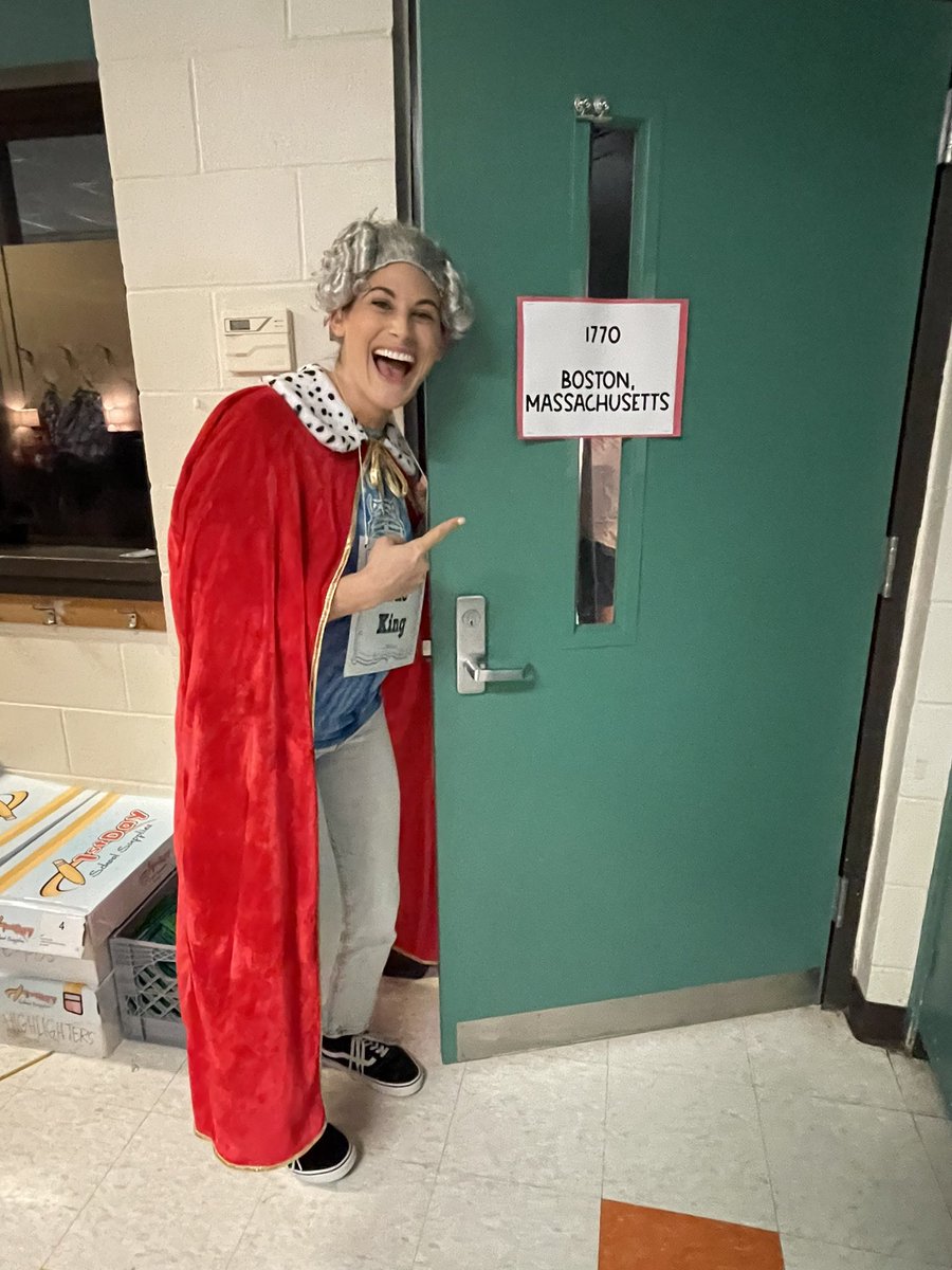 901CampusSchool's tweet photo. #FlashbackFriday with special guest “”King George (AKA Mrs.Scott!) today in 4th grade ELA! Students learned about taxation, English government, and the power of using your voice. #gotigers https://t.co/d6on2stv06