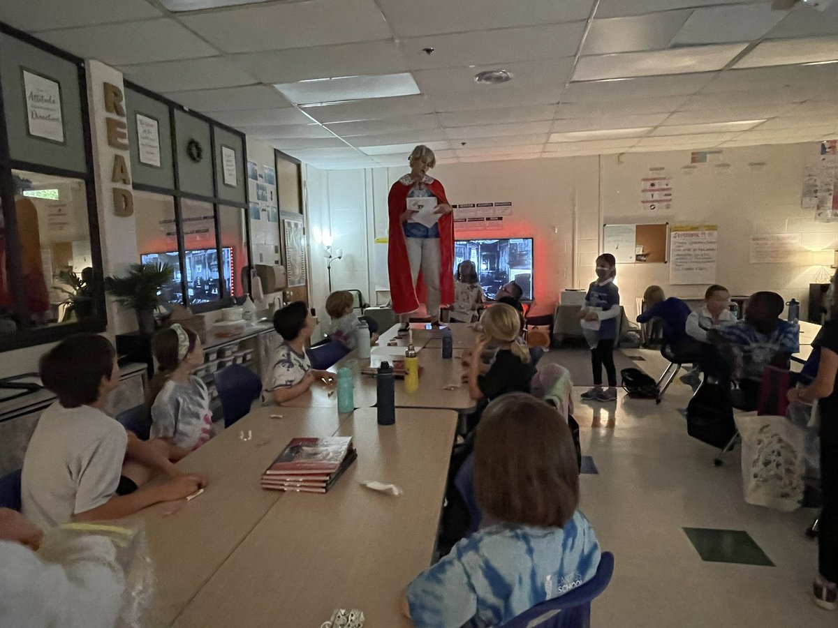 901CampusSchool's tweet photo. #FlashbackFriday with special guest “”King George (AKA Mrs.Scott!) today in 4th grade ELA! Students learned about taxation, English government, and the power of using your voice. #gotigers https://t.co/d6on2stv06