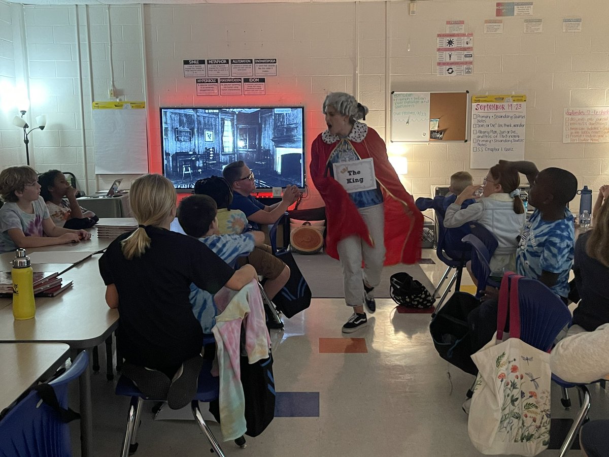 901CampusSchool's tweet photo. #FlashbackFriday with special guest “”King George (AKA Mrs.Scott!) today in 4th grade ELA! Students learned about taxation, English government, and the power of using your voice. #gotigers https://t.co/d6on2stv06