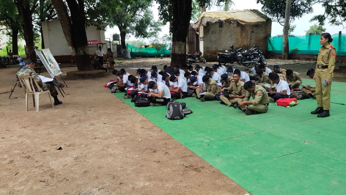 KASHEER28274680's tweet photo. Today NCC 4MPCTR cadets are fallin in the unit for practice. 
REGARDS BY :- Capt Dr. Pradeep dubey sir. 
JAY HIND https://t.co/RBsLb5WYne