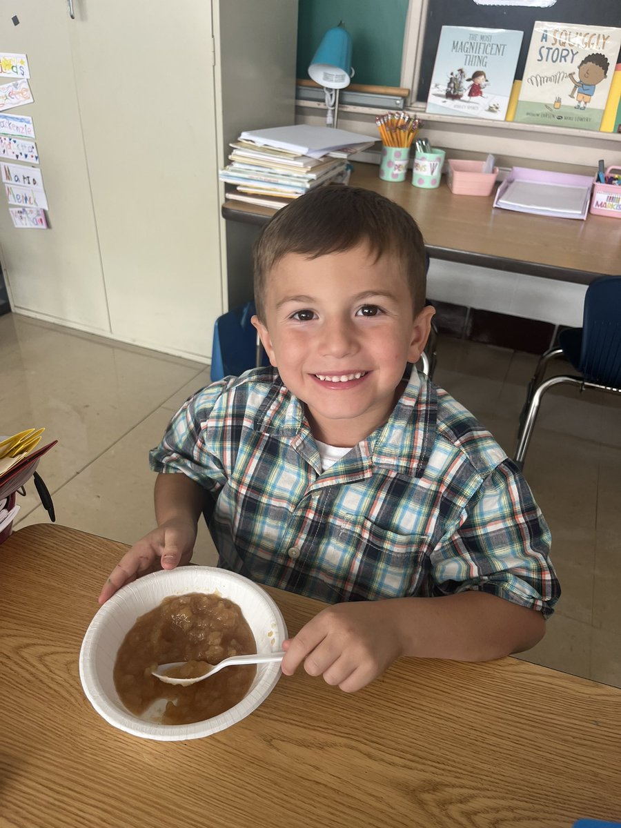 From apples to applesauce.😋Thanks for your help today <a href="/FL_counselor/">Cassandra DeLuca</a> 😊🍎