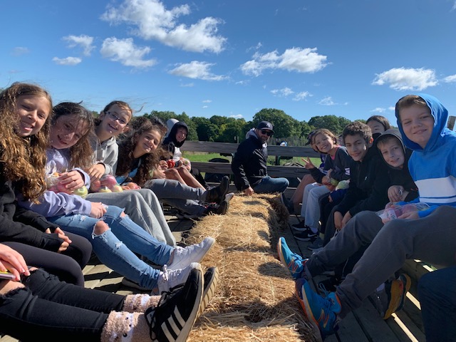 Cooper6Sms's tweet photo. The weather was perfect today (albeit a little chilly) for our trip to @OuthouseOrchard! Cooper 6 students and teachers bonded while navigating a corn maze, picking some apples/pumpkins, taking a hayride, and getting a lesson on bees. The honey was delicious! #scarsdalemspride https://t.co/qbkOkmuecM