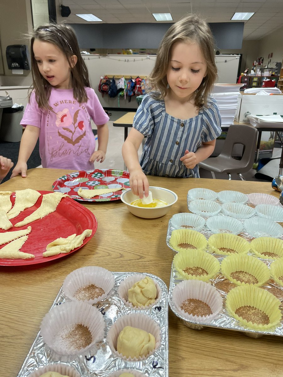 MrPricesclass's tweet photo. Cooking in kindergarten! Hocus pocus let’s get focused on sequencing and order. We made hocus pocus buns! @HumbleISD_HHE #wecandohardthings https://t.co/obYOMFMaO7