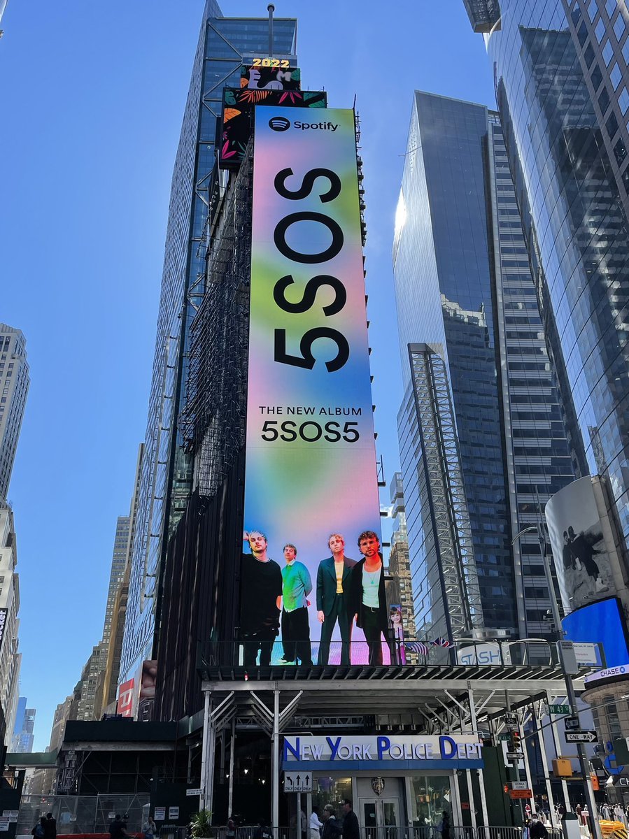 5SOS’ Banner in Times Square!