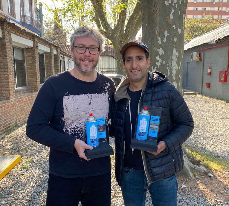 El pasado viernes me volví de Durazno con 2 <a href="/PremiosGraffiti/">Premios Graffiti</a>. "Conecta" ganó mejor disco de Candombe fusión y "El lugar" de Kuropa (que tuve el gusto de producir) ganó mejor disco de musica popular uruguaya. Como el estaba tocando en Bsas se lo traje y acá los estamos disfrutando