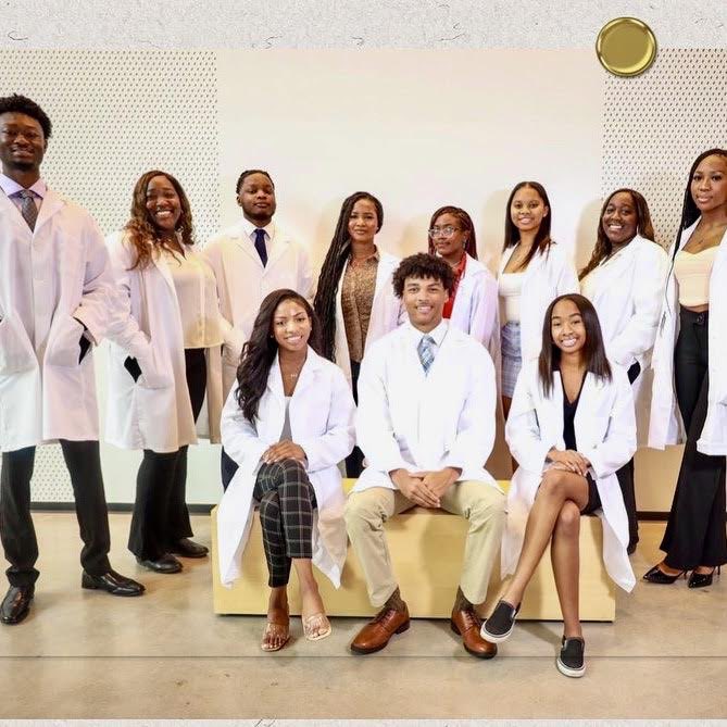 SNMA_MAPS's tweet photo. Every eboard member, from President to Social Media Chair to Events Coordinator, is a valued part of the SNMA team! #featurefriday #snmaexcellence #snmamaps #premed https://t.co/fcT3Iz9HBc