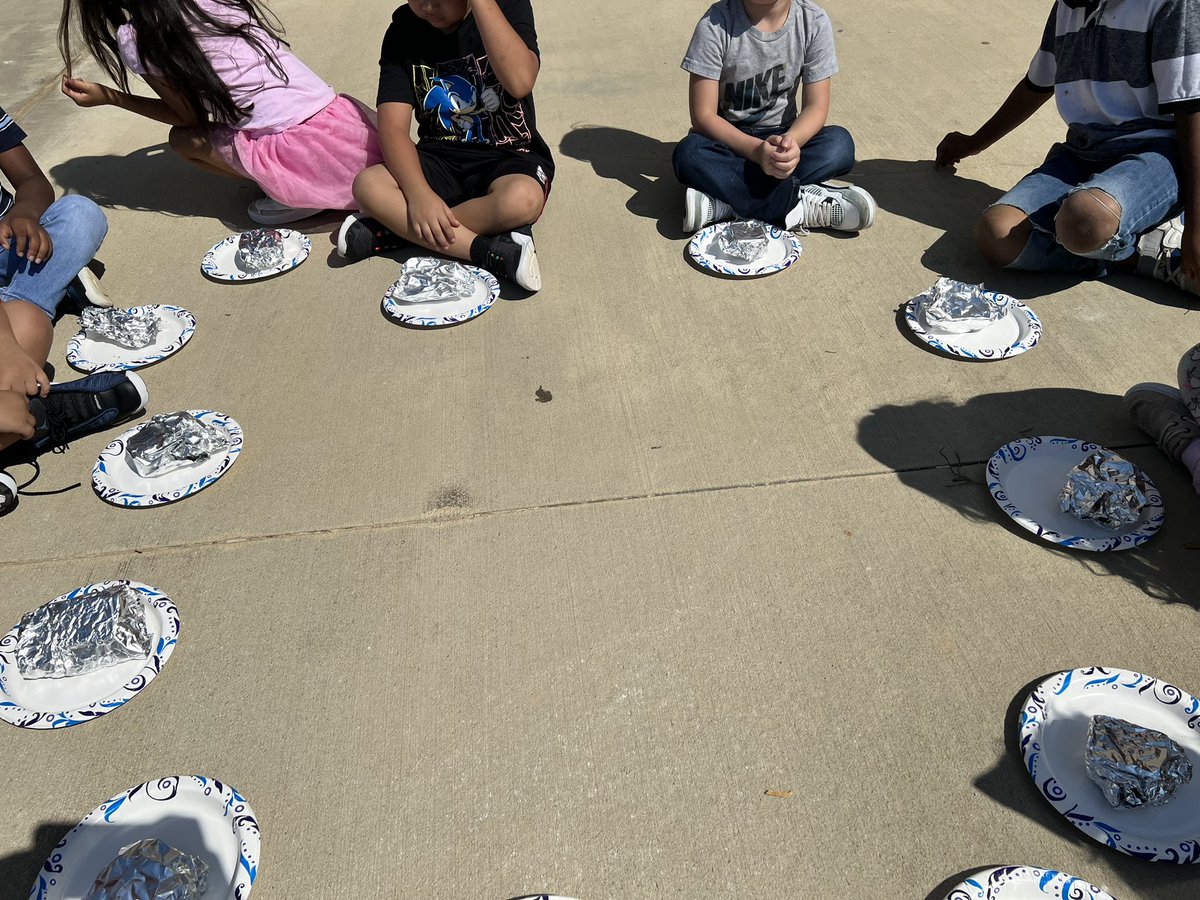Ms_Honer's tweet photo. Ended our heating and cooling unit with cooking s’mores in our homemade ovens! @CottonwoodCISD https://t.co/ZbTsvQetq5
