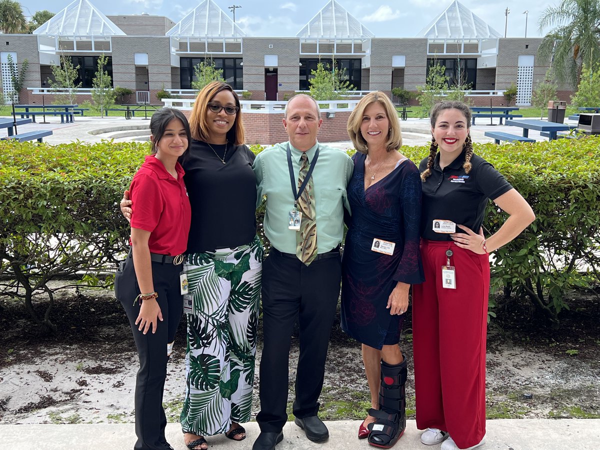votepalmbeach's tweet photo. ✨That's a wrap for National Voter Registration Week! 25 Palm Beach County public schools visited and hundreds of new voters registered. What an amazing way to end the week! #NationalVoterRegistrationWeek #NVRW #NVRD #NationalVoterRegistrationDay https://t.co/V2cbU6IkNg