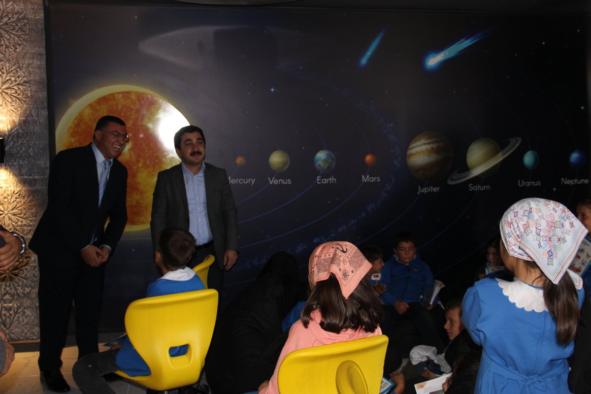 Eskil_MEM's tweet photo. Kaymakamlığımız ve KOP İdaresi tarafından finanse edilen ve yürütülen "Eskil KOP Astronomi Kütüphanesi" törenle hizmete açıldı.
''Bitmeyen bir merak, yaşlanmamak için en büyük ilaçtır.''
@tcmeb @aksarayvaliligi @hmzaydg @Aksaray_MEM  @EskilKaymakamli @haciomerkartal @brahimKler2 https://t.co/rSzYC1cntH
