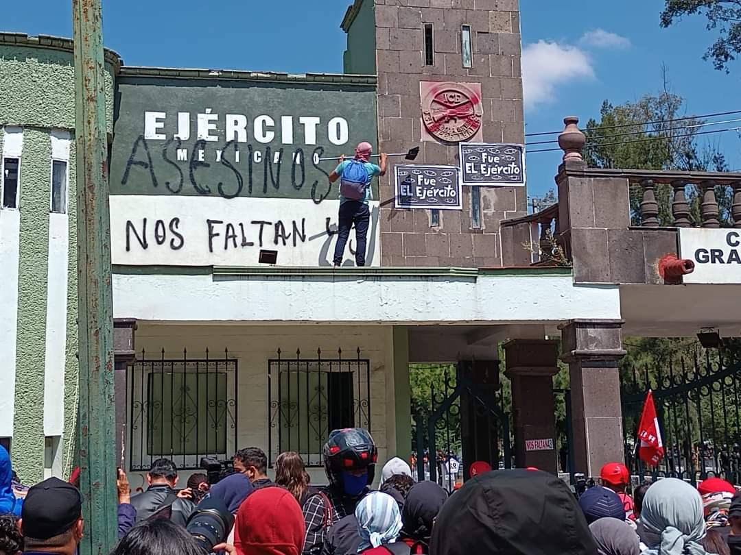 EnFocoNoticias1's tweet photo. #Urgente | Normalistas causas disturbios a las afueras del Campo Militar 1-A en la Ciudad de México

📸: Crédito a quienes correspondan https://t.co/aqV9D7Xfwc