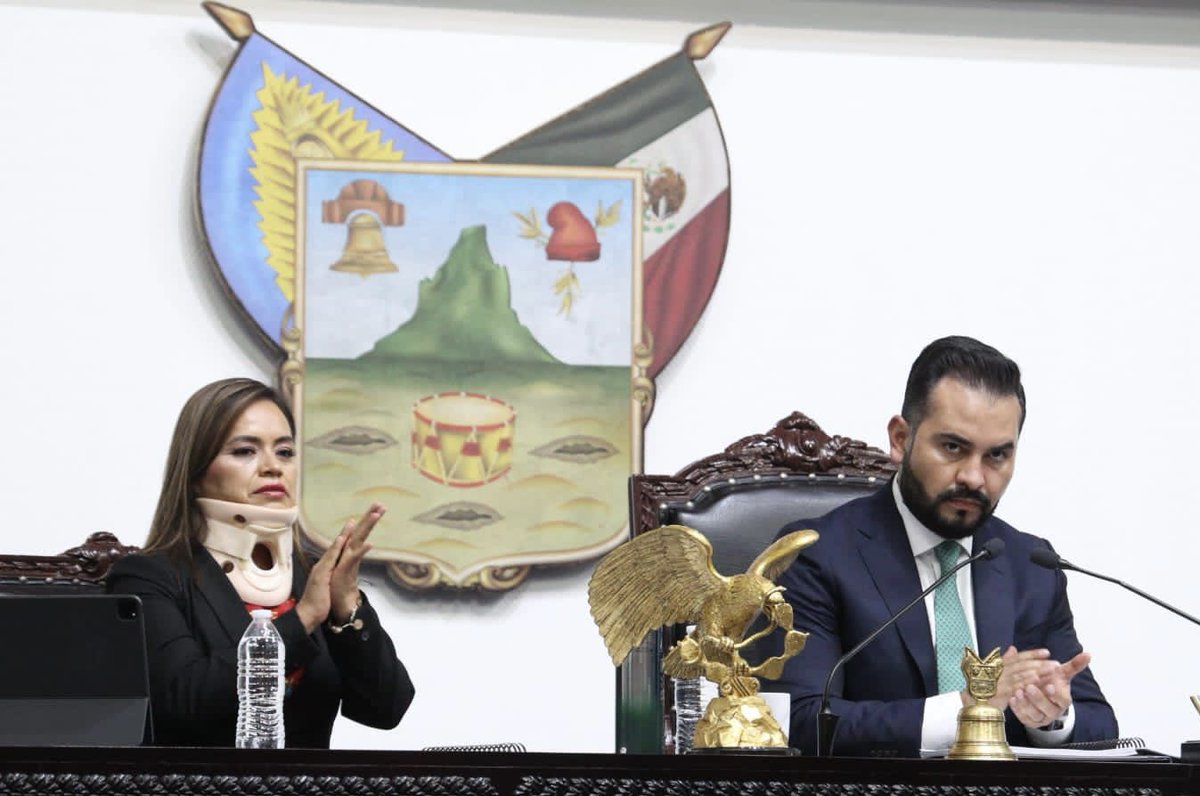 alejandroENCISO's tweet photo. ¡En el #GLPRI 🟢⚪️🔴 estamos convencidos que la corrupción y los vacíos legales impactan directamente a las y los hidalguenses!
!Junt@s, con todos l@s implicados en esta materia, Gobiernos, Corporaciones Policiacas y Sociedad vamos a lograr la #Seguridad que merecemos¡ https://t.co/sJqSrTZpZF