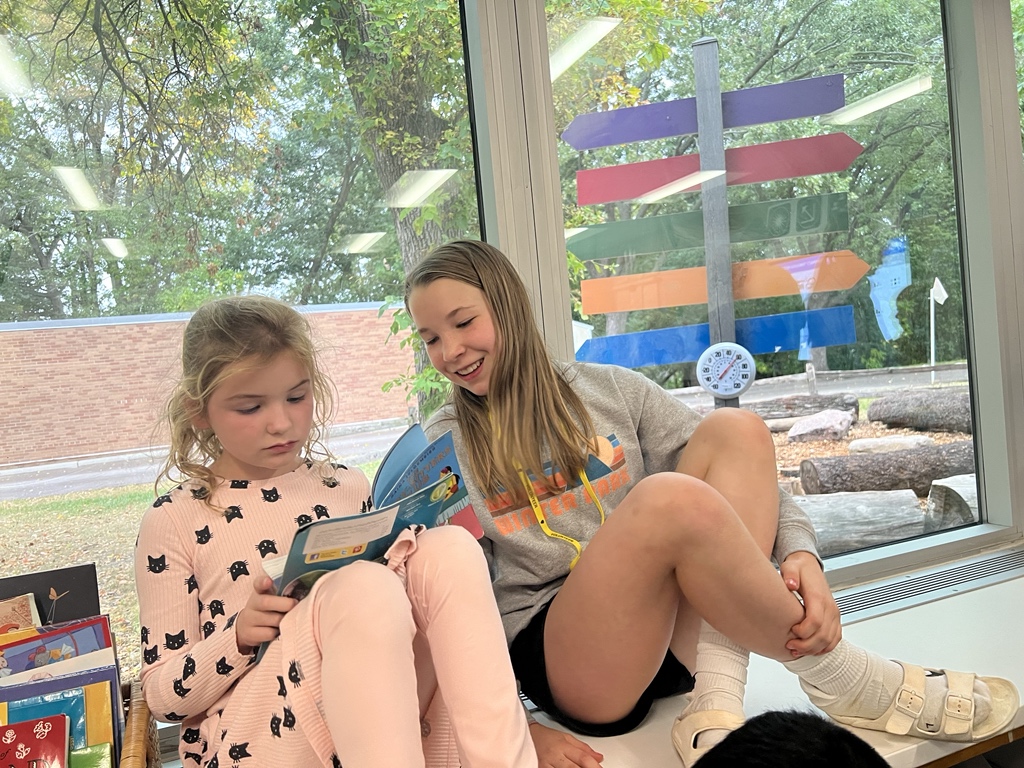 Room8Highlands's tweet photo. When you hear screams in the hallway and find that it’s alumni coming back for a surprise visit to read with younger kids. 😭  #multiage https://t.co/uUOWSrpUyJ