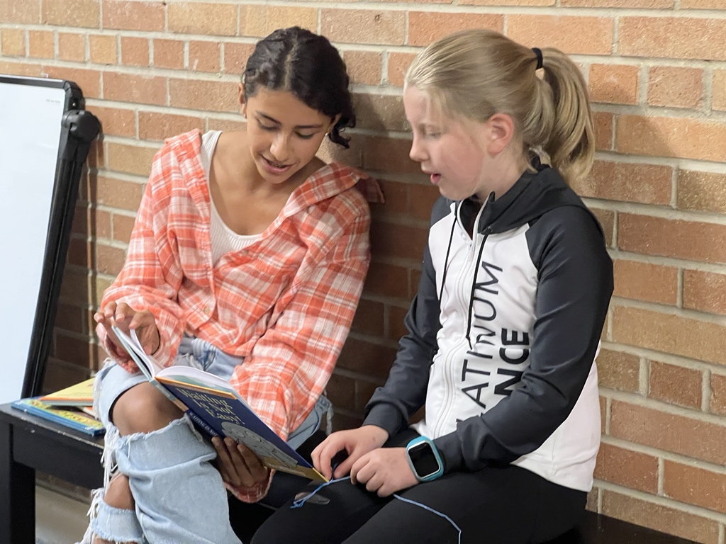 Room8Highlands's tweet photo. When you hear screams in the hallway and find that it’s alumni coming back for a surprise visit to read with younger kids. 😭  #multiage https://t.co/uUOWSrpUyJ