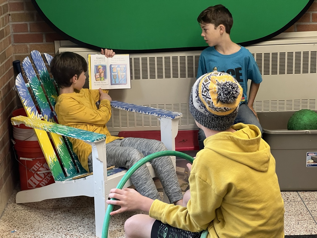 Room8Highlands's tweet photo. When you hear screams in the hallway and find that it’s alumni coming back for a surprise visit to read with younger kids. 😭  #multiage https://t.co/uUOWSrpUyJ
