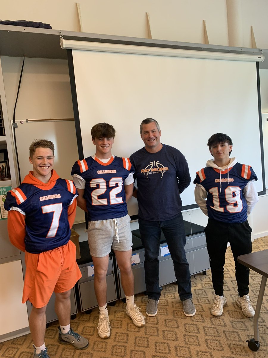MrZmuda's tweet photo. Congrats to Mr. Berg one of our teachers being honored today for Staff Appreciation Night! https://t.co/xEe9jCKpw7