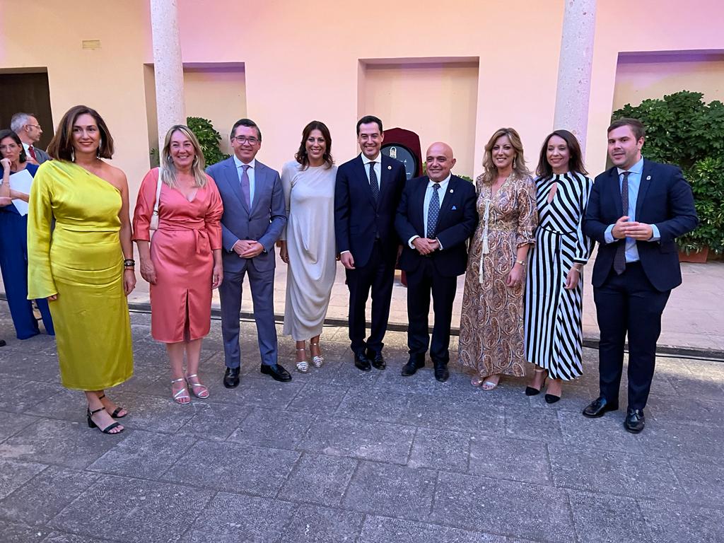radio_ronda's tweet photo. El presidente de la Junta de Andalucía, Juanma Moreno, recibe la distinción de socio de honor de la peña @ElCatiteRonda, que celebra este año su cincuenta aniversario. https://t.co/he3NIfrsLr