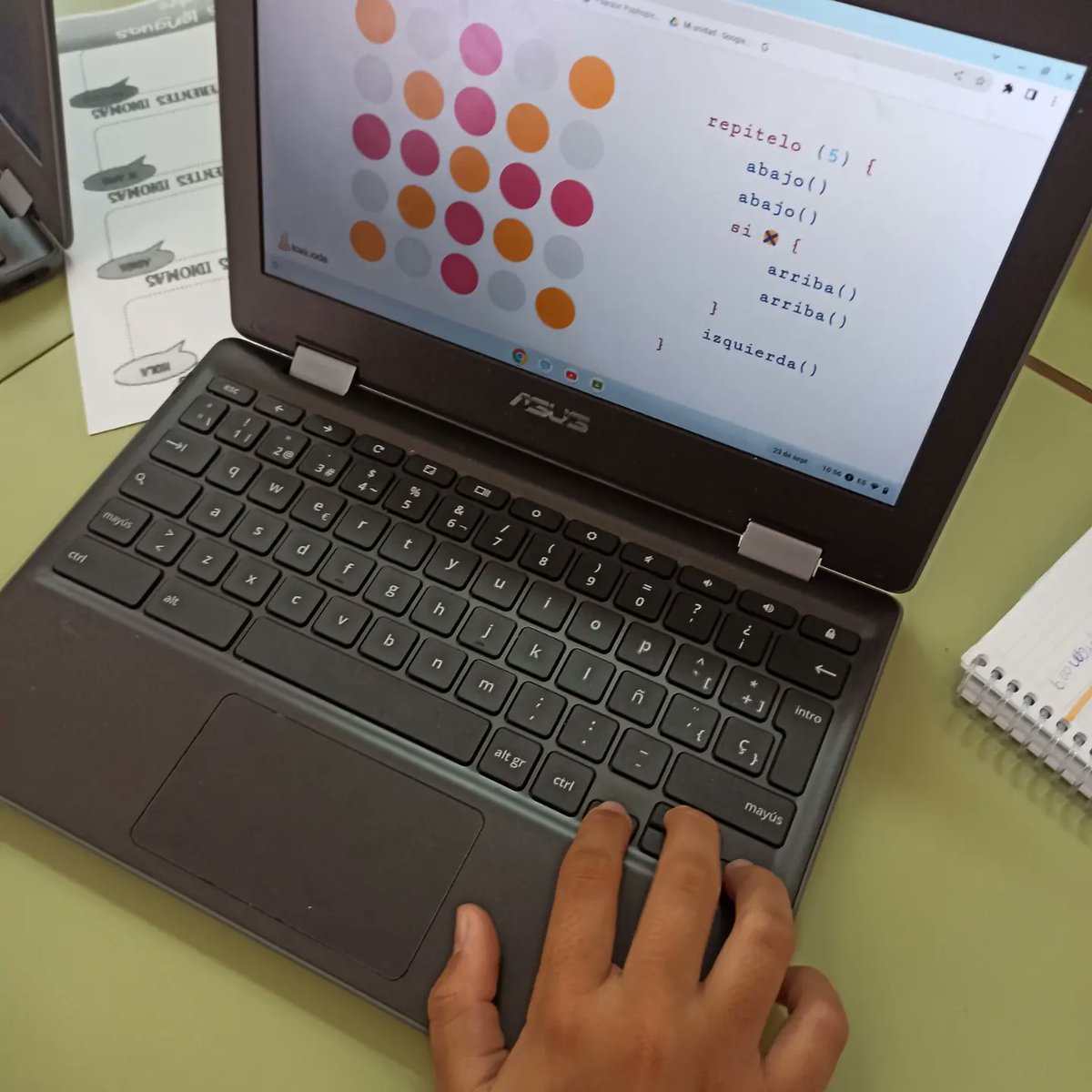 ciamariapuente's tweet photo. Volvemos a acercarnos al #lenguajecomputacional y a la #robótica en la asignatura #STEM . Hoy nos hemos divertido aprendiendo #código con #computeit✌️ #comprometiéndonoscrecemoscomopersonas https://t.co/75E1LrPpAA