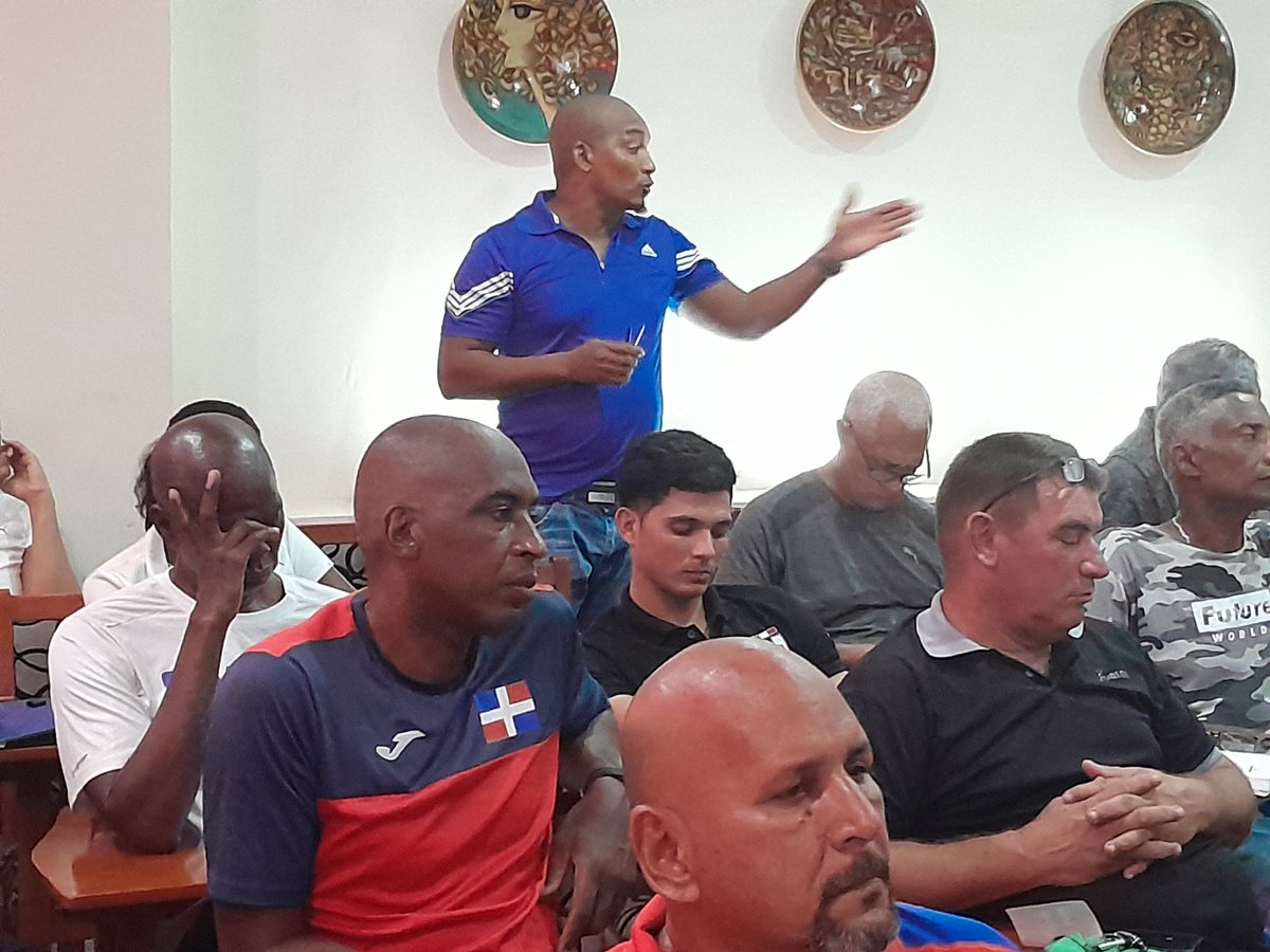 beisbolpress's tweet photo. Eliecer Llamos, jefe de entrenadores de equipo nacional masculino de karate, habla de actividades que realiza su deporte en #ESFAAR Cardín en apoyo al #CodigoDeLasFamilias.
@InderCuba
 .#YoVotoSi #CodigoSi https://t.co/A4kBzYrnRv