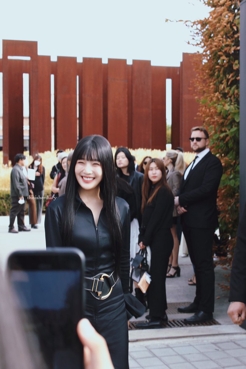 thisisherdiary_'s tweet photo. JOY x TODS 🖤

#Joy #RedVelvet #JOYXTODS #JOYatTods_MFW #JoyinMilan https://t.co/itQI5EH49r