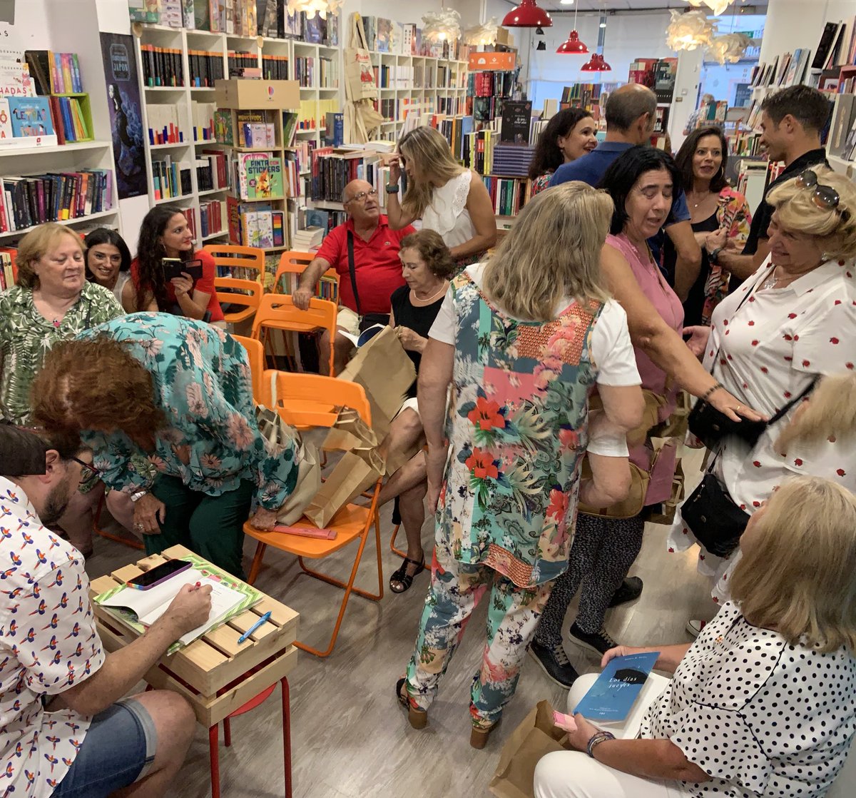 Preciosa reunión poética… “Los días jueves” de ⁦<a href="/El_volatinero/">Antonio M. Utrera</a>⁩ siempre emociona. Gracias a ⁦<a href="/enlacasatomada/">Casa Tomada</a>⁩ por acogernos. ⁦<a href="/floresrarased/">Flores * Raras</a>⁩