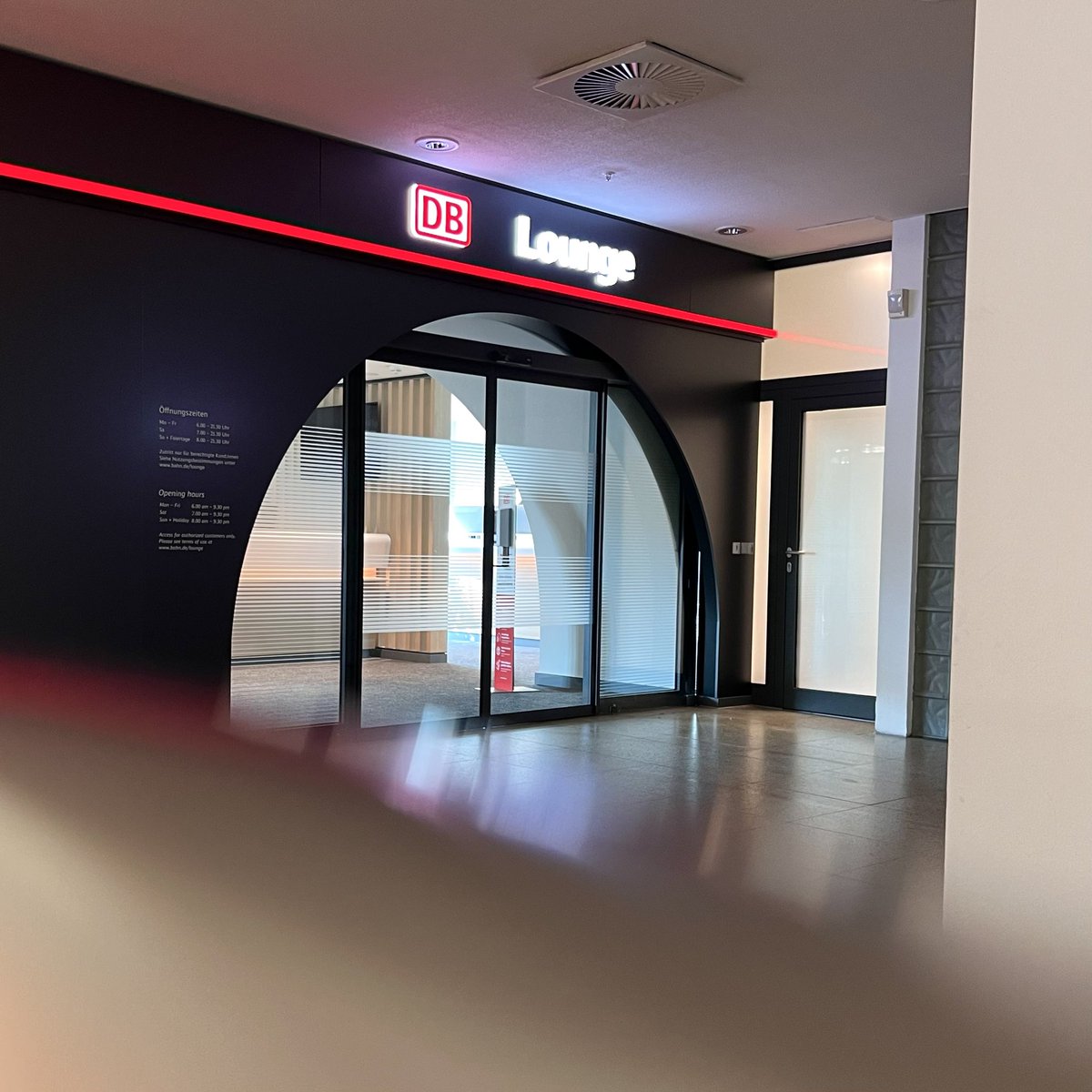 mgns's tweet photo. Auf dem Rückweg vom @kkongress noch einen kleinen Abstecher in die nagelneue @DB_Info Premium Lounge in Hannover gemacht. Richtig gut. Danke für die Zeit, @StefanSiemon 🙏🏼 https://t.co/6JGm0ZO553