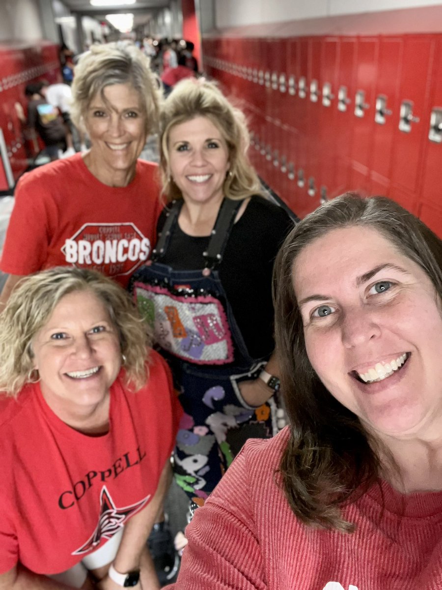 cshee2324's tweet photo. CHS Homecoming with a former CHS Homecoming Queen @Mrs_Hone, wearing her own senior overalls! @coppelleast #CHSHoCo #BroncosIgnite @leiaposkey @pinkrobinette https://t.co/aAH7WLXSKv