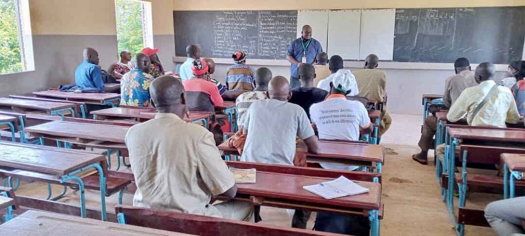 ONG_Amedd's tweet photo. Atelier de formation des formateurs des cercles de #Koutiala et #Yorosso dans la commune rurale de #KiffossoI, dans le cadre des activités du projet P2REF, exécuté par #ONG_AMEDD et #Sahel_éco. Le projet est parrainé par le #PAM et financé par le Fonds climat Mali. #AMEDD2022 https://t.co/5yTxbk1pjG