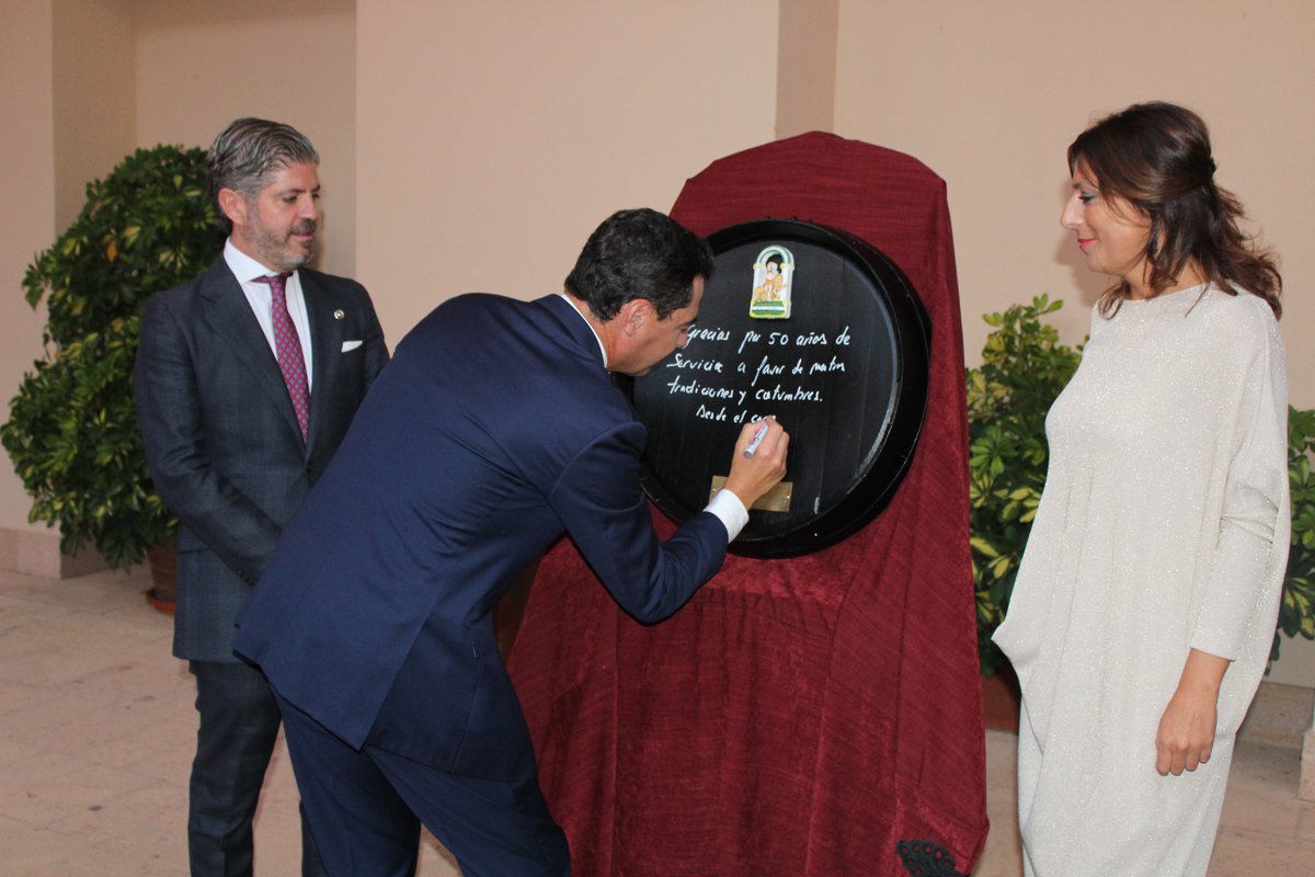 radio_ronda's tweet photo. El presidente de la Junta de Andalucía, Juanma Moreno, recibe la distinción de socio de honor de la peña @ElCatiteRonda, que celebra este año su cincuenta aniversario. https://t.co/he3NIfrsLr