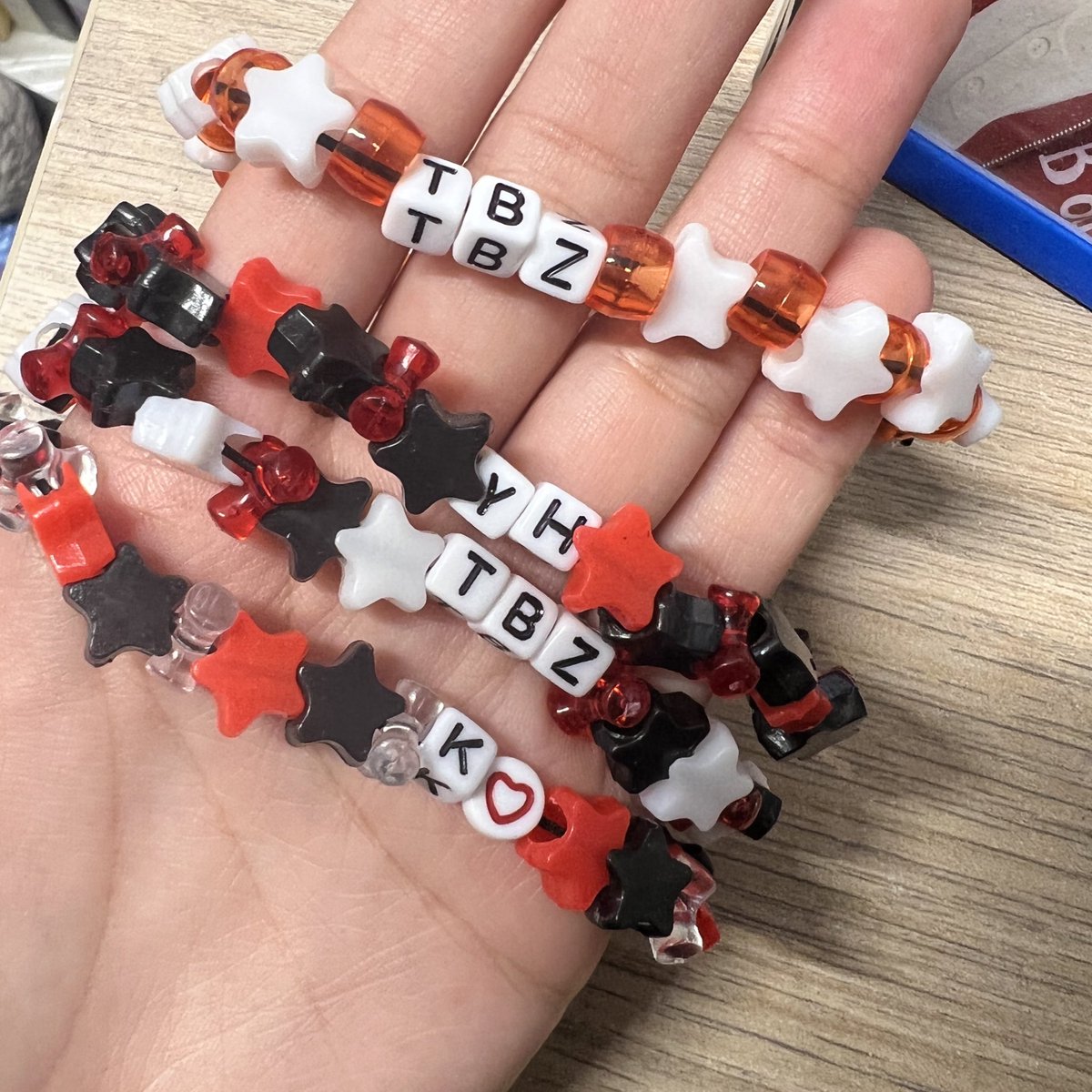 ultkevv's tweet photo. sunwoo wearing TWO of my bracelets in the new london tour vlog😭😭😭😭😭😭😭😭😭😭😭😭 https://t.co/Zd67uPexDM