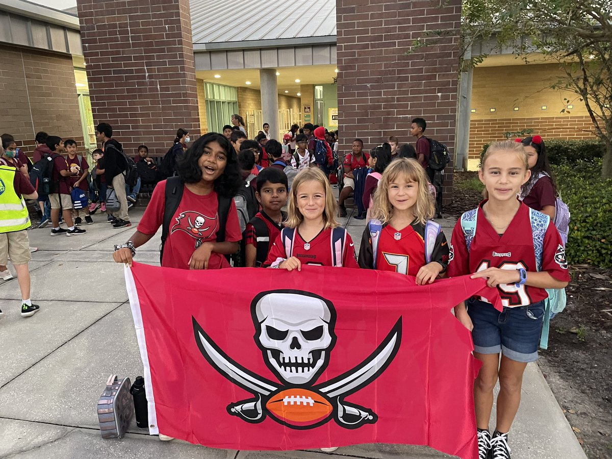 PrideElem's tweet photo. Pride Elementary says, “Goooo Bucs!!!” #RaiseTheFlags @BucsFoundation https://t.co/dFP5sG2RmP