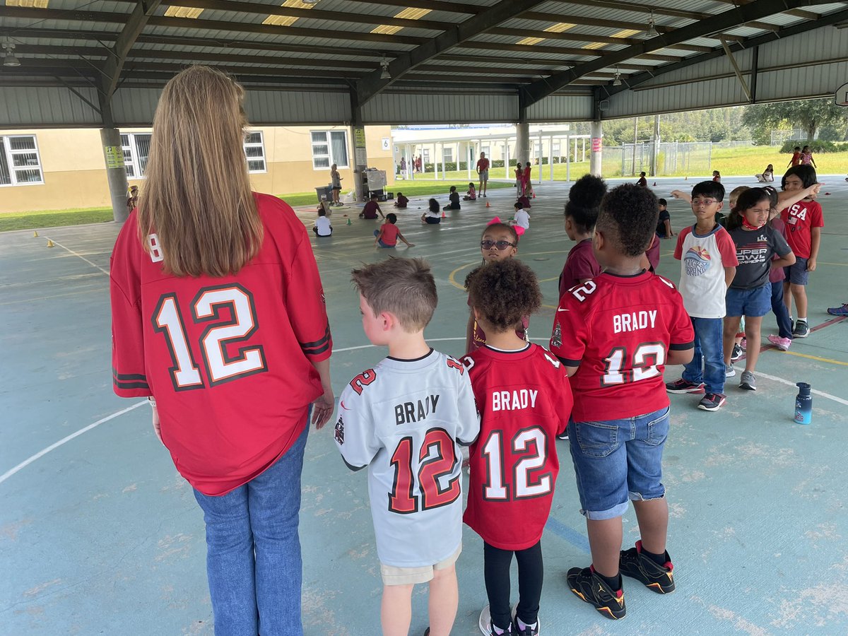 PrideElem's tweet photo. Pride Elementary says, “Goooo Bucs!!!” #RaiseTheFlags @BucsFoundation https://t.co/dFP5sG2RmP