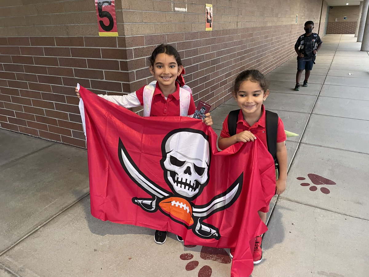 PrideElem's tweet photo. Pride Elementary says, “Goooo Bucs!!!” #RaiseTheFlags @BucsFoundation https://t.co/dFP5sG2RmP